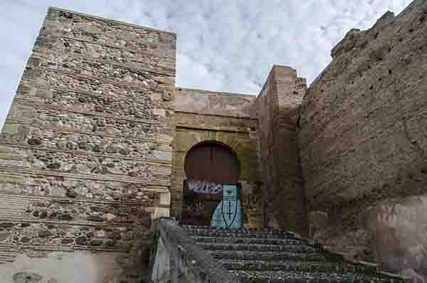 Granada 203 - barrio del Albayzin - Puerta Monaita.jpg
